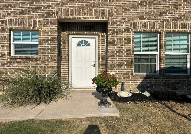 Photo 2 of Single family home for sale at 2807 Ainwick Ct, Dallas, TX 75227 | MLS# 21370736 | Listing updated on 2026-08-30