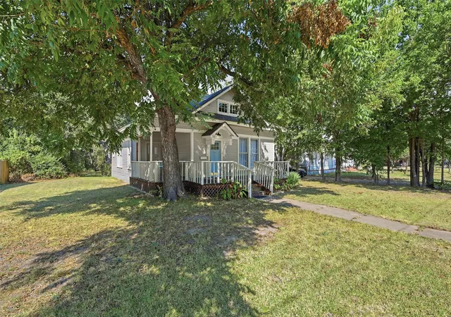 Photo 3 of Single family home for sale at 512 S Elm St, Sherman, TX 75090 | MLS# 21369020 | Listing updated on 2026-09-25