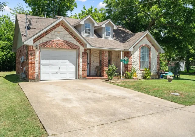 Photo 1 of Single family home for sale at 1724 Willow Hollow Dr, Garland, TX 75040 | MLS# 21373004 | Listing updated on 2026-08-31
