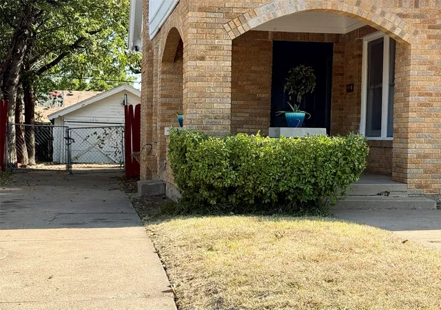 Photo 2 of Single family home for sale at 944 Marion Ave, Fort Worth, TX 76104 | MLS# 21364508 | Listing updated on 2026-09-15