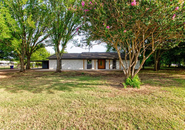 Photo 1 of Sale Pending at 206 Americana Rd, Palmer, TX 75152 | MLS# 21365864 | Listing updated on 2026-10-04