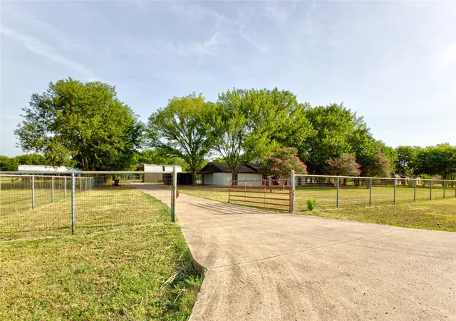 Photo 2 of Sale Pending at 206 Americana Rd, Palmer, TX 75152 | MLS# 21365864 | Listing updated on 2026-10-04