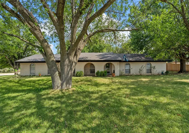 Photo 3 of Single family home for sale at 739 N Old Robinson Rd, Robinson, TX 76706 | MLS# 21373093 | Listing updated on 2026-08-31