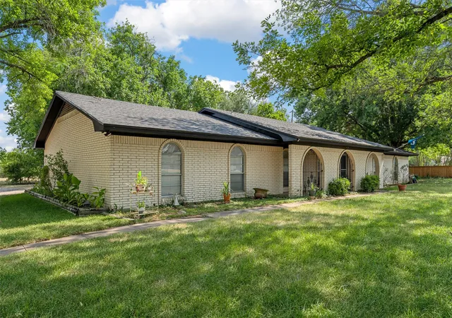 Photo 3 of Single family home for sale at 739 N Old Robinson Rd, Robinson, TX 76706 | MLS# 21373093 | Listing updated on 2026-08-31