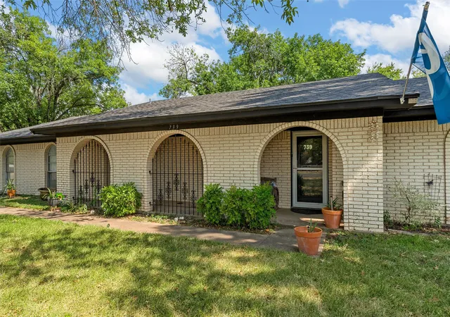 Photo 4 of Single family home for sale at 739 N Old Robinson Rd, Robinson, TX 76706 | MLS# 21373093 | Listing updated on 2026-08-31