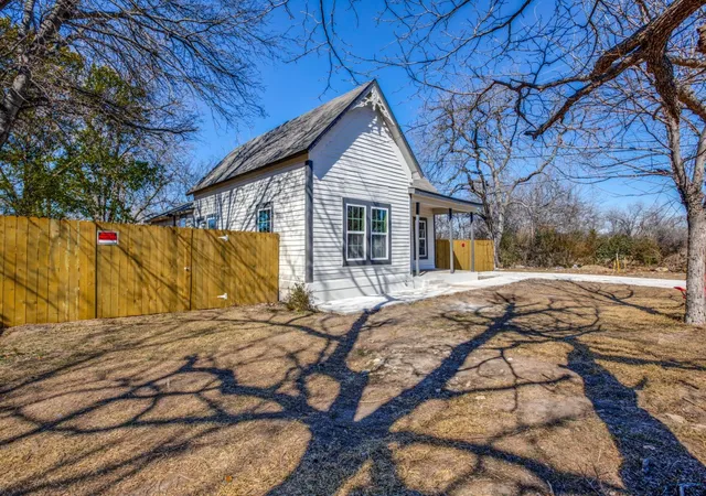Photo 2 of Single family home for sale at 3204 5th Ave, Fort Worth, TX 76110 | MLS# 21373188 | Listing updated on 2026-08-31