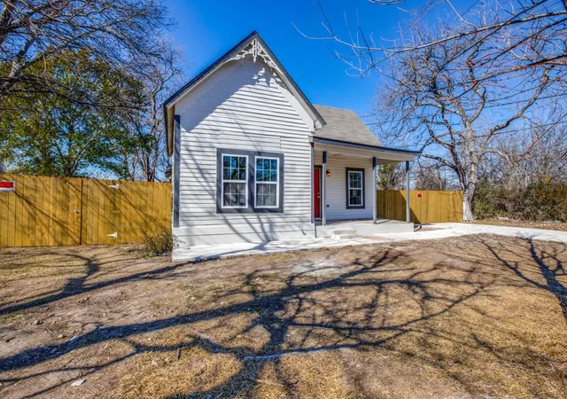 Photo 3 of Single family home for sale at 3204 5th Ave, Fort Worth, TX 76110 | MLS# 21373188 | Listing updated on 2026-08-31