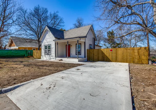 Photo 3 of Single family home for sale at 3204 5Th Ave, Fort Worth, TX 76110 | MLS# 21373188 | Listing updated on 2026-08-31