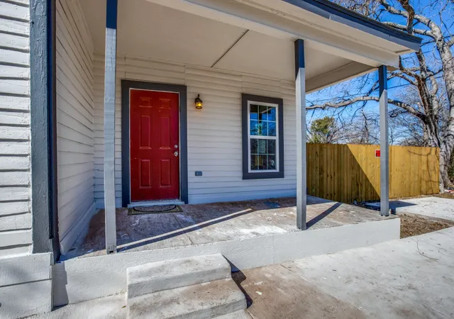 Photo 4 of Single family home for sale at 3204 5Th Ave, Fort Worth, TX 76110 | MLS# 21373188 | Listing updated on 2026-08-31
