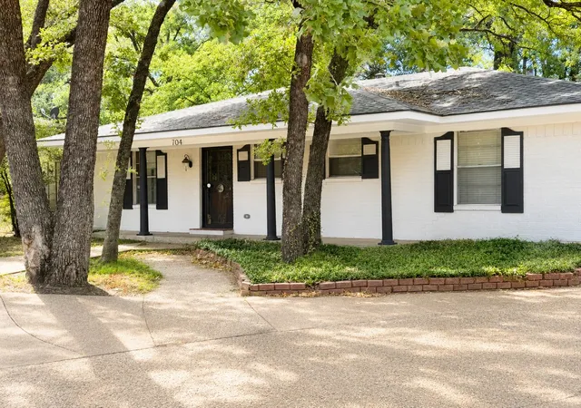 Photo 1 of Single family home for sale at 704 Dobbins Rd, Corsicana, TX 75110 | MLS# 21368145 | Listing updated on 2026-08-31
