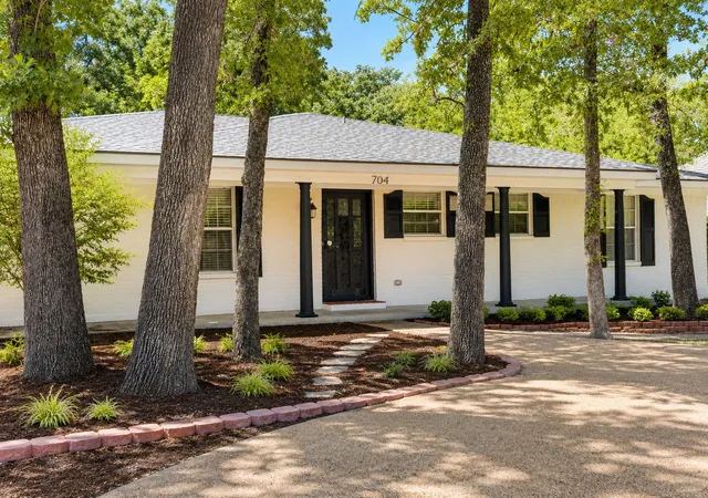 Photo 2 of Single family home for sale at 704 Dobbins Rd, Corsicana, TX 75110 | MLS# 21368145 | Listing updated on 2026-08-31