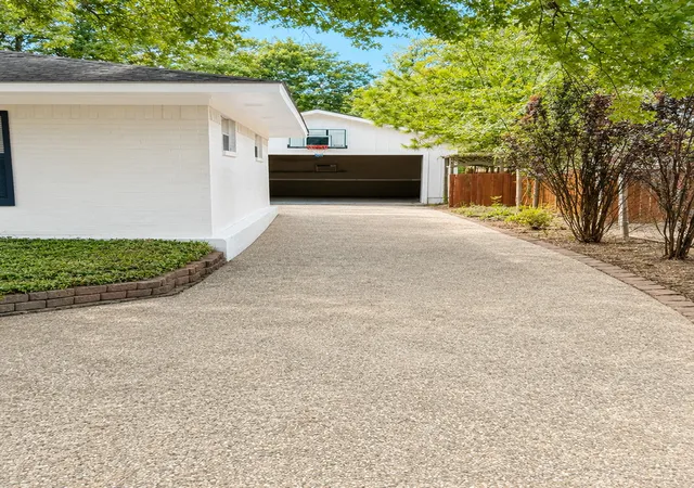 Photo 2 of Single family home for sale at 704 Dobbins Rd, Corsicana, TX 75110 | MLS# 21368145 | Listing updated on 2026-08-31
