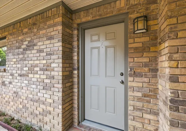 Listing Photo 4 - Condo for sale in building located at 4916 Byers Ave, Fort Worth, TX 76107 - Unit #A