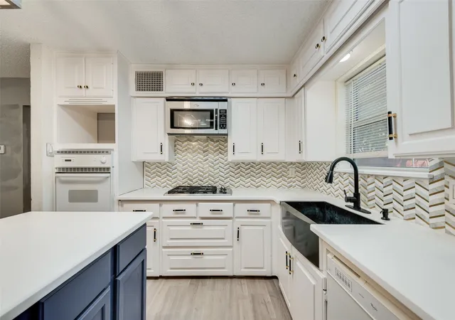 Photo 2 of Single family home for sale at 721 Thompson Dr, Saginaw, TX 76179 | MLS# 21373295 | Listing updated on 2026-09-02