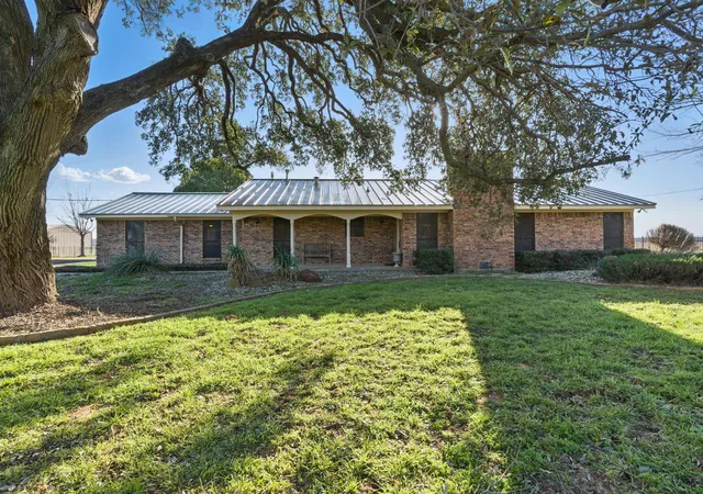 Photo 2 of Single family home for sale at 401 Hubbard Ln, Lipan, TX 76462 | MLS# 21372719 | Listing updated on 2026-09-30