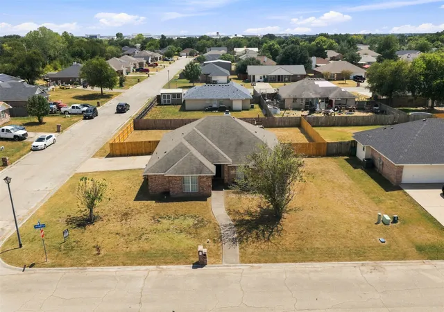 Photo 1 of Single family home for sale at 220 Knight Ln, Lacy Lakeview, TX 76705 | MLS# 21373386 | Listing updated on 2026-09-04