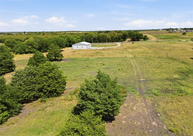Photo 4 of Single family home for sale at 1333 Fm 1566 E, Greenville, TX 75401 | MLS# 21373336 | Listing updated on 2026-09-01