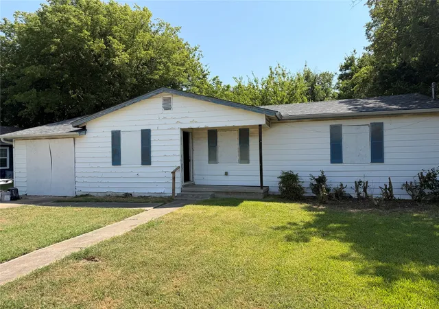 Photo 1 of Sale Pending at 1305 N Brents Ave, Sherman, TX 75090 | MLS# 21373477 | Listing updated on 2026-10-01