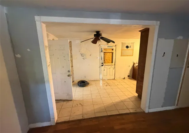 Photo 3 of Sale Pending at 1305 N Brents Ave, Sherman, TX 75090 | MLS# 21373477 | Listing updated on 2026-10-01