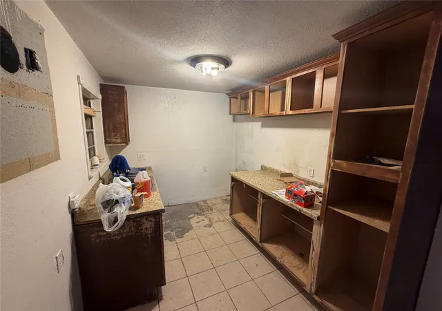 Photo 4 of Sale Pending at 1305 N Brents Ave, Sherman, TX 75090 | MLS# 21373477 | Listing updated on 2026-10-01