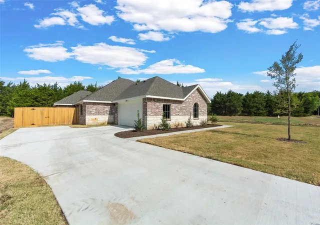Photo 2 of Sale Pending at 425 Watercrest Ln, Red Oak, TX 75154 | MLS# 21373202 | Listing updated on 2026-09-21