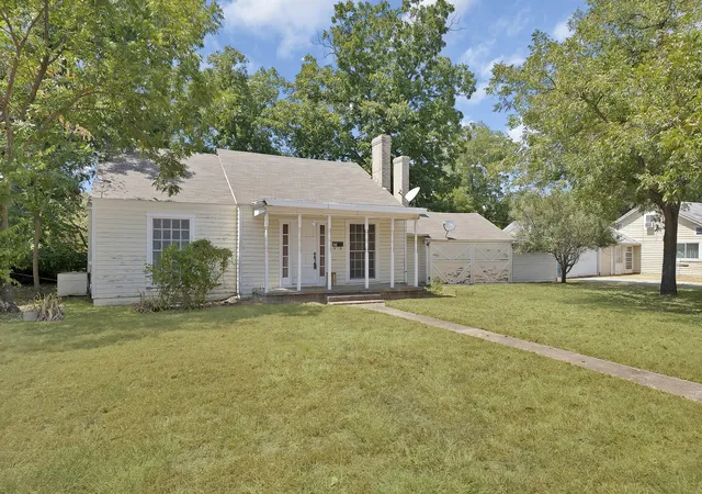 Photo 2 of Single family home for sale at 515 Frontier St, River Oaks, TX 76114 | MLS# 21373573 | Listing updated on 2026-08-31