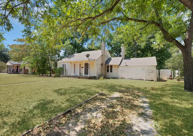 Photo 3 of Single family home for sale at 515 Frontier St, River Oaks, TX 76114 | MLS# 21373573 | Listing updated on 2026-08-31