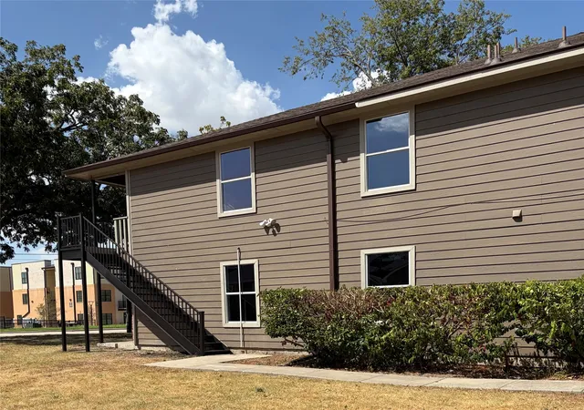 Photo 2 of Sale Pending at 1000 Throckmorton St #A,B, Mc Kinney, TX 75069 | MLS# 21366818 | Listing updated on 2026-10-01