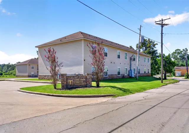 Photo 3 of House for sale at 403 Nacogdoches St, Center, TX 75935 | MLS# 21373678 | Listing updated on 2026-08-31