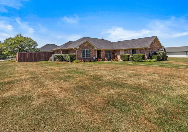 Photo 2 of Single family home for sale at 2701 Silver Spring Trl, Mount Pleasant, TX 75455 | MLS# 21373726 | Listing updated on 2026-08-31