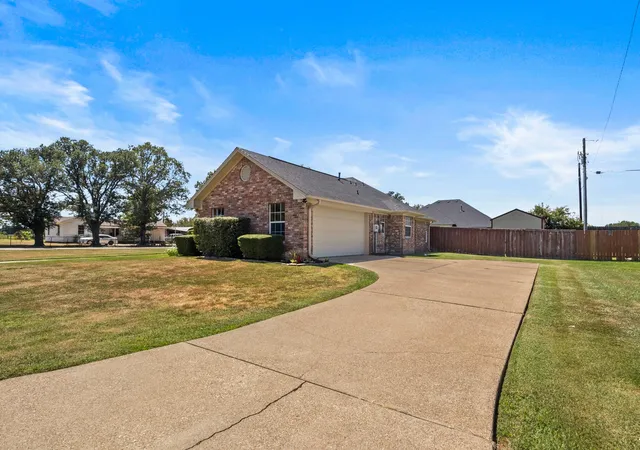 Photo 3 of Single family home for sale at 2701 Silver Spring Trl, Mount Pleasant, TX 75455 | MLS# 21373726 | Listing updated on 2026-08-31