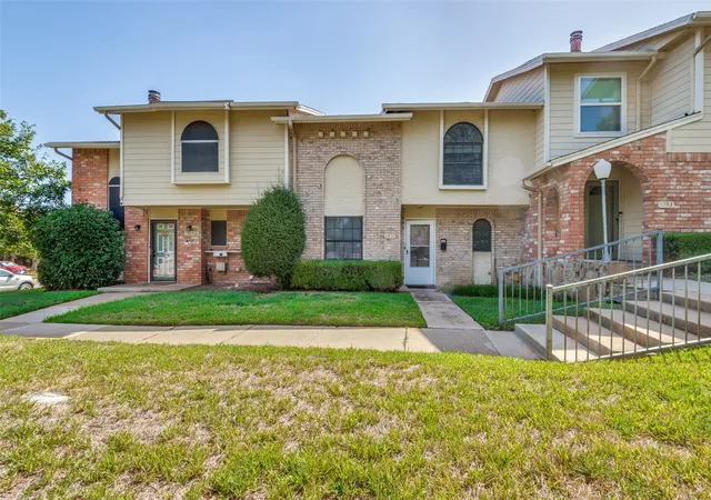 Photo 1 of Sale Pending at 1991 Shorewood Dr, Grapevine, TX 76051 | MLS# 21373832 | Listing updated on 2026-09-26