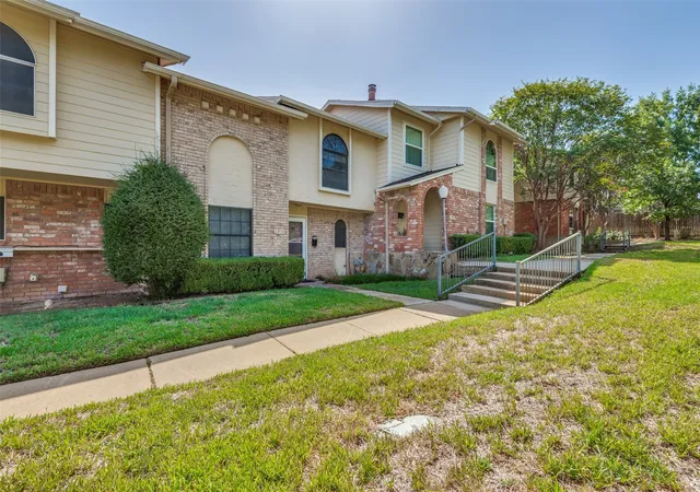 Photo 2 of Sale Pending at 1991 Shorewood Dr, Grapevine, TX 76051 | MLS# 21373832 | Listing updated on 2026-09-26