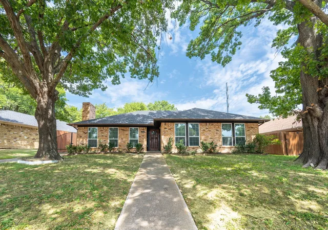 Photo 2 of Single family home for sale at 5505 Edgewater Cir, Rowlett, TX 75088 | MLS# 21370500 | Listing updated on 2026-09-02