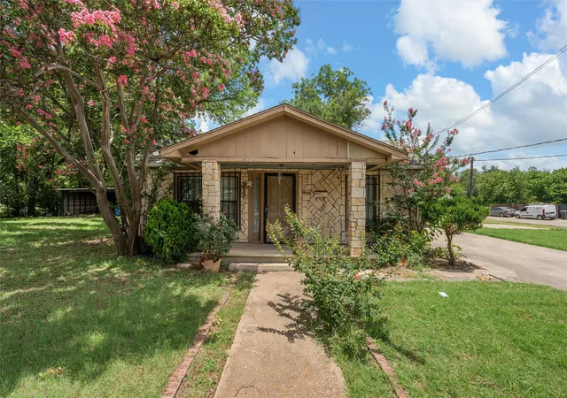 Photo 1 of Single family home for sale at 1320 S 26th Street, Waco, TX 76706 | MLS# 21373781 | Listing updated on 2026-09-01