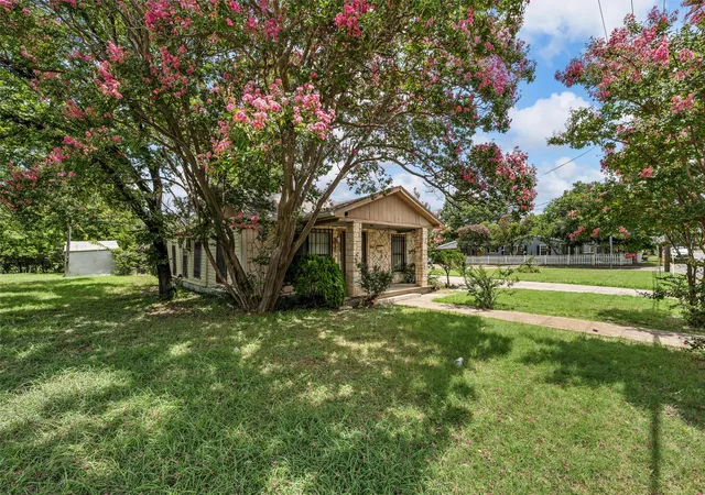 Photo 3 of Single family home for sale at 1320 S 26th Street, Waco, TX 76706 | MLS# 21373781 | Listing updated on 2026-09-01