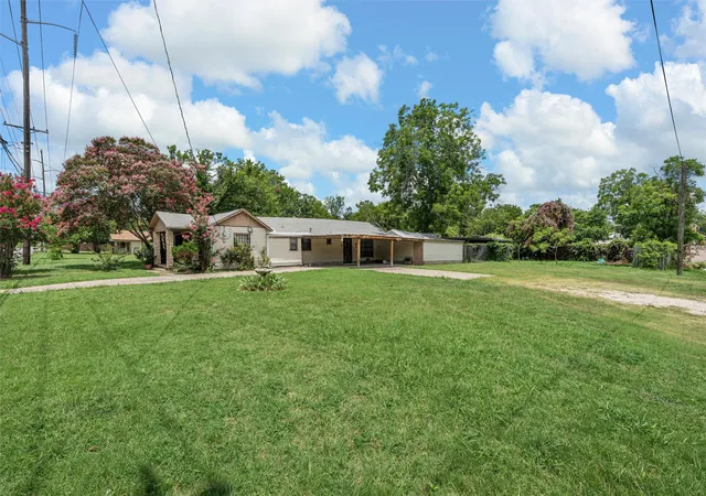 Photo 4 of Single family home for sale at 1320 S 26th Street, Waco, TX 76706 | MLS# 21373781 | Listing updated on 2026-09-01