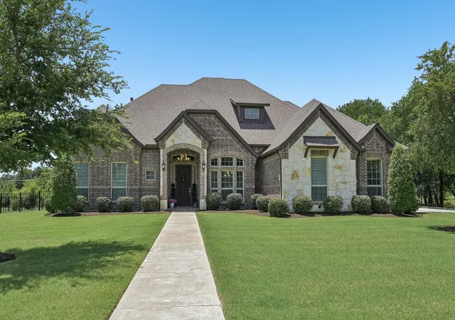 Photo 2 of Single family home for sale at 204 Falcon Point Dr, Heath, TX 75032 | MLS# 21373964 | Listing updated on 2026-09-05
