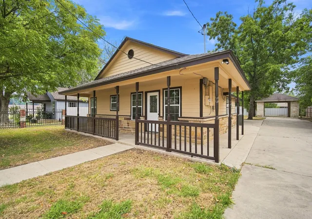 Photo 3 of Single family home for sale at 1103 Chase Ave, Cleburne, TX 76031 | MLS# 21374136 | Listing updated on 2026-10-07