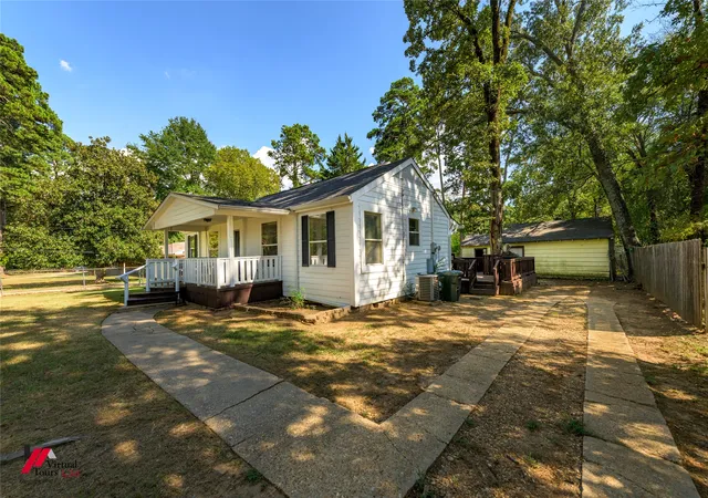 Photo 3 of Single family home for sale at 6239 S Lakeshore Dr, Shreveport, LA 71119 | MLS# 21373728 | Listing updated on 2026-09-22