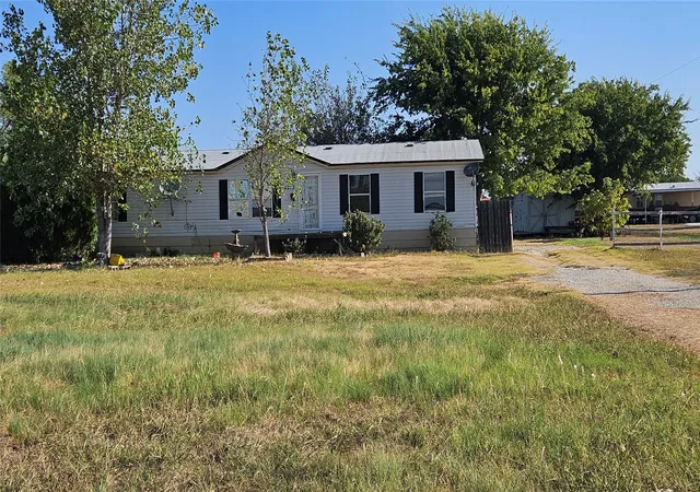 Photo 2 of Sale Pending at 8913 Holly Rd, Alvarado, TX 76009 | MLS# 21374107 | Listing updated on 2026-09-24
