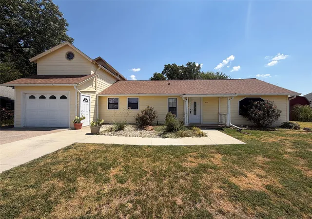 Photo 2 of Single family home for sale at 805 S 3rd Street, Grandview, TX 76050 | MLS# 21373752 | Listing updated on 2026-09-01