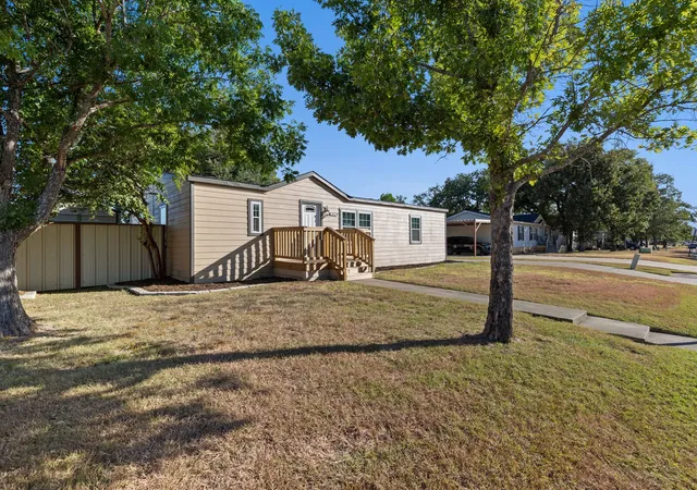 Photo 3 of Manufactured home for sale at 4514 Cir C Dr, Waco, TX 76705 | MLS# 21359768 | Listing updated on 2026-10-06
