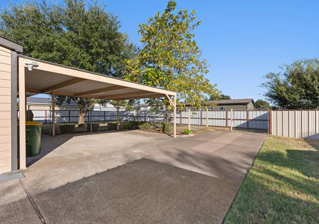 Photo 4 of Manufactured home for sale at 4514 Cir C Dr, Waco, TX 76705 | MLS# 21359768 | Listing updated on 2026-10-06