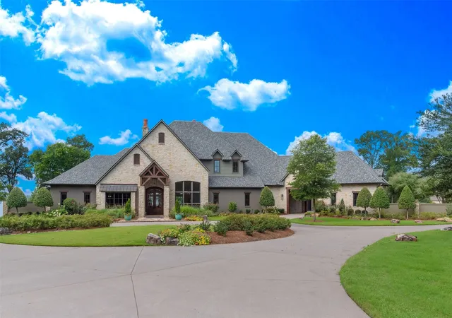 Photo 3 of Mansion for sale at 6731 N Lakeshore Dr, Shreveport, LA 71107 | MLS# 21363659 | Listing updated on 2026-09-15