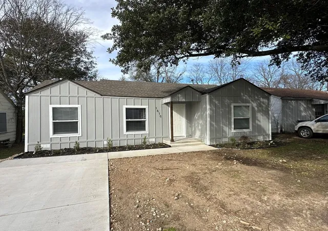 Photo 2 of Single family home for sale at 1610 Cherry Ave, Corsicana, TX 75110 | MLS# 21374272 | Listing updated on 2026-09-04