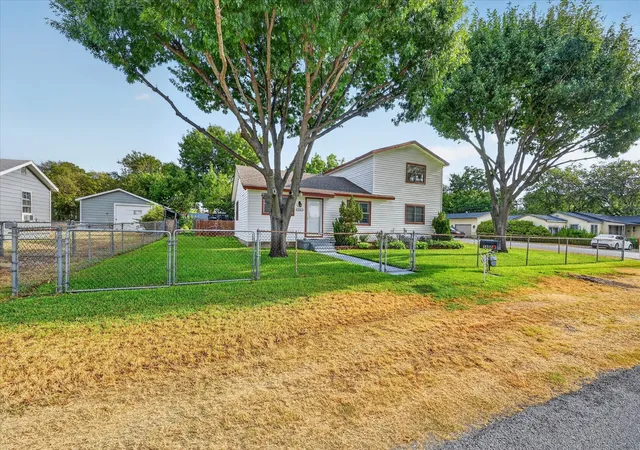 Photo 3 of Sale Pending at 5800 Isbell St, Fort Worth, TX 76114 | MLS# 21372629 | Listing updated on 2026-10-02