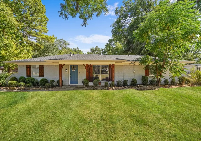Photo 1 of Single family home for sale at 300 E Pecan St, Aubrey, TX 76227 | MLS# 21374324 | Listing updated on 2026-09-01