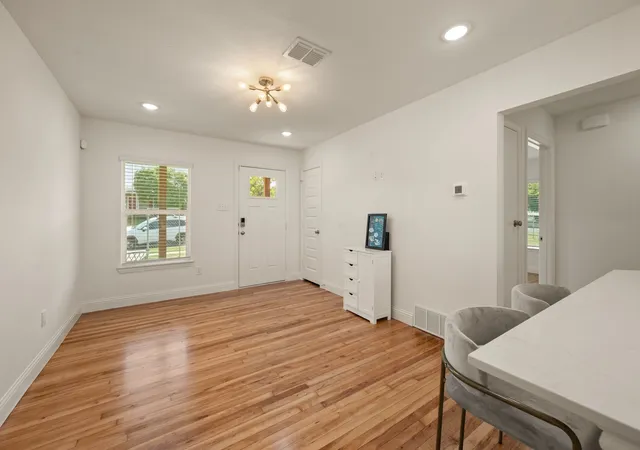 Listing Photo 5 - Condo for sale in building located at 4096 Merida Ave, Fort Worth, TX 76110