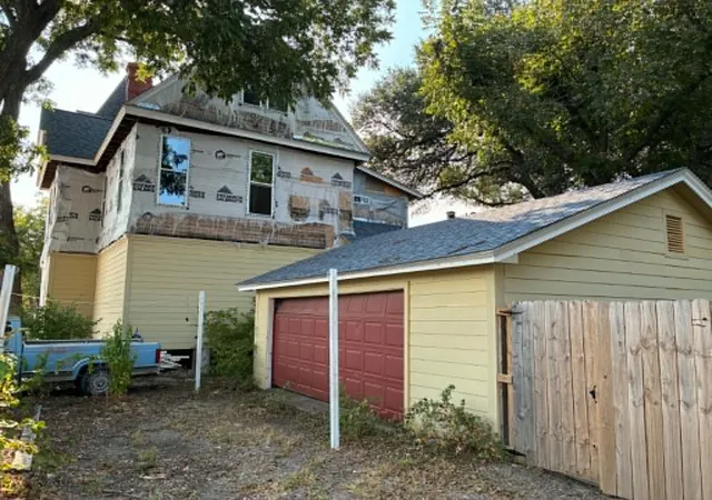 Photo 3 of Single family home for sale at 211 N Pleasant St, Hillsboro, TX 76645 | MLS# 21374058 | Listing updated on 2026-09-01